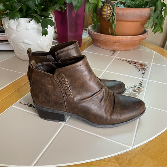 BareTraps Ankle Bootie! Size 8 - Picture 2 of 5